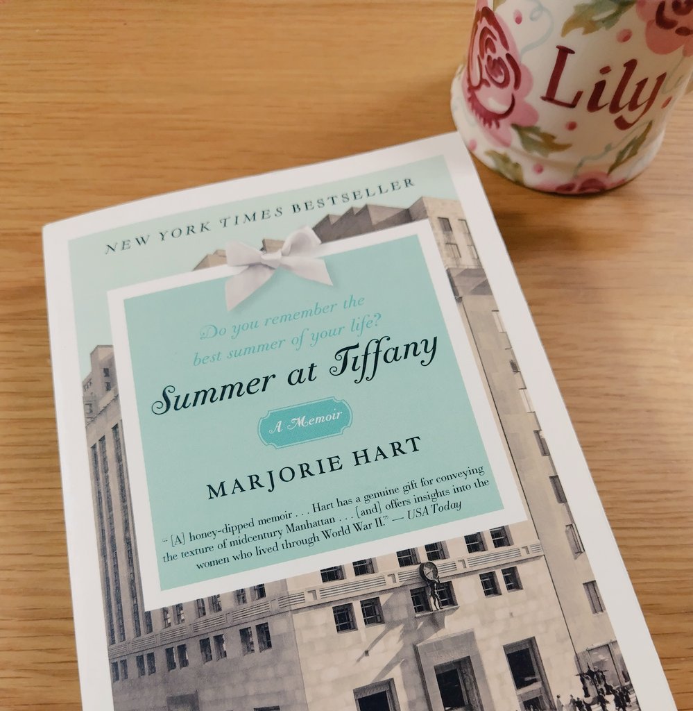 新年の初読書は“Summer at Tiffany”
作者がティファニーで働いたひと夏の思い出を書いた一冊。後書きにお孫さんが13歳になったときにTiffanyに一緒に行ってシルバージュエリーをプレゼントしたというエピソードが紹介されていて、私も娘に同じようなことしたいな‥と思いました。