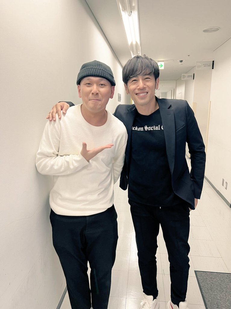 Mrshachihoko's tweet photo. 先ほどの番組の収録後、帰り際になんと審査員として出演されていた寺岡呼人さんとたまたま廊下でバッタリ👀‼️

思い出の1枚になりました😊✨ https://t.co/Y1NsBb3wJi