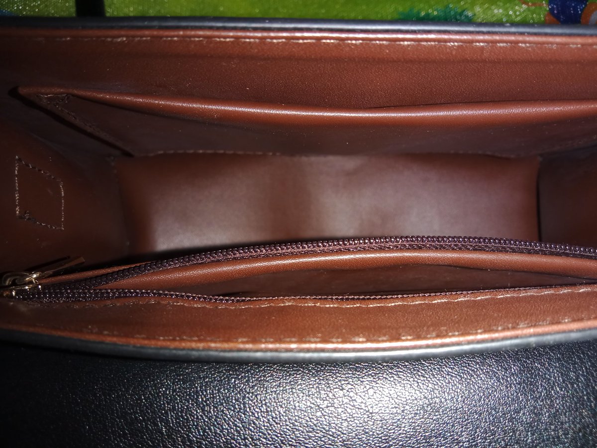 the_threadku's tweet photo. Slingbag andalan, buat jalan, kerja, kondangan juga. Spacenya lumayan, buat bawa HP, dompet, Sunscreen, liptint, charger, fresh c*re😭, muat bangett. 

🔗 https://t.co/I8muN9vpNb https://t.co/iT9Bc1hJU5