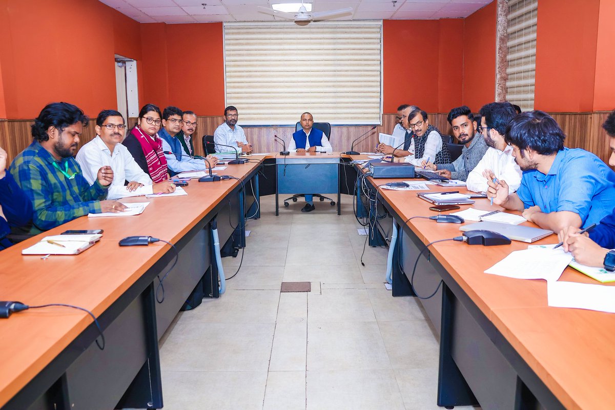 krushibibhag's tweet photo. A review meeting on Comprehensive Rice Fallow Management was chaired by the Director of Agriculture &amp; FP Shri. @premcchaudhary today. Five implementation agencies are executing the program, which is being taken up in 4 lakh hectares in 20 districts.
@rajaaswain @arvindpadhee https://t.co/dBH78vCpw0
