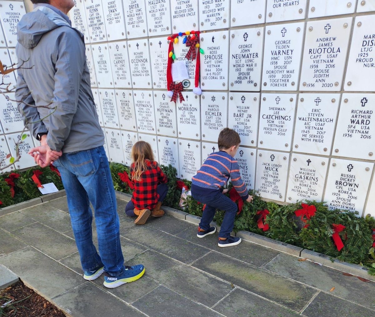 AtriaxGroup's tweet photo. In a final tribute to 2023: our CEO and family laying holiday wreaths at Arlington National Cemetery. #Veterans https://t.co/wuhAWeqDul