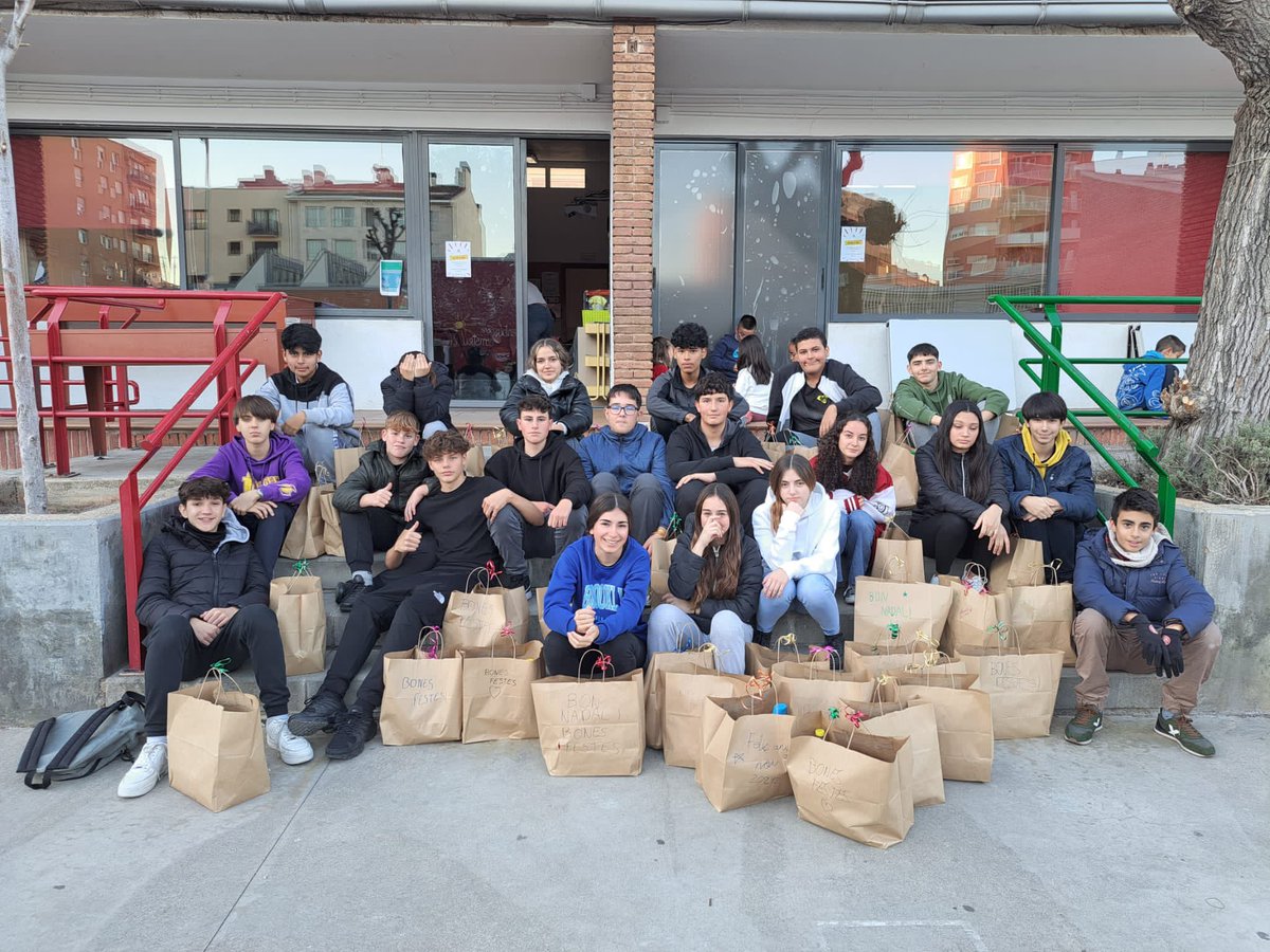 LaImmaculada's tweet photo. 📦 Els alumnes de tercer d’ESO van organitzar una recollida d’aliments i productes d’higiene per a les famílies més necessitades del nostre barri👥🫶🏼🙌🏼
#intensament #escolacompromesa #escolaamvalors #ESO #recollidaaliments #miradesdeservei #vedrunaimmasabadell https://t.co/piuPPkIZgF