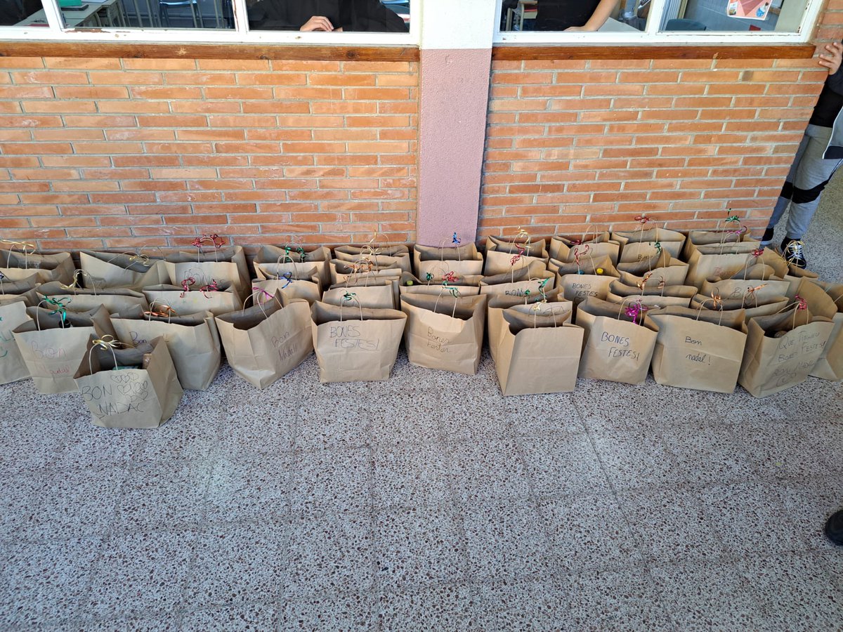LaImmaculada's tweet photo. 📦 Els alumnes de tercer d’ESO van organitzar una recollida d’aliments i productes d’higiene per a les famílies més necessitades del nostre barri👥🫶🏼🙌🏼
#intensament #escolacompromesa #escolaamvalors #ESO #recollidaaliments #miradesdeservei #vedrunaimmasabadell https://t.co/piuPPkIZgF