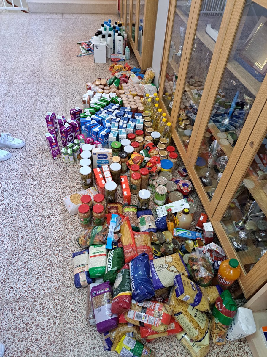 LaImmaculada's tweet photo. 📦 Els alumnes de tercer d’ESO van organitzar una recollida d’aliments i productes d’higiene per a les famílies més necessitades del nostre barri👥🫶🏼🙌🏼
#intensament #escolacompromesa #escolaamvalors #ESO #recollidaaliments #miradesdeservei #vedrunaimmasabadell https://t.co/piuPPkIZgF