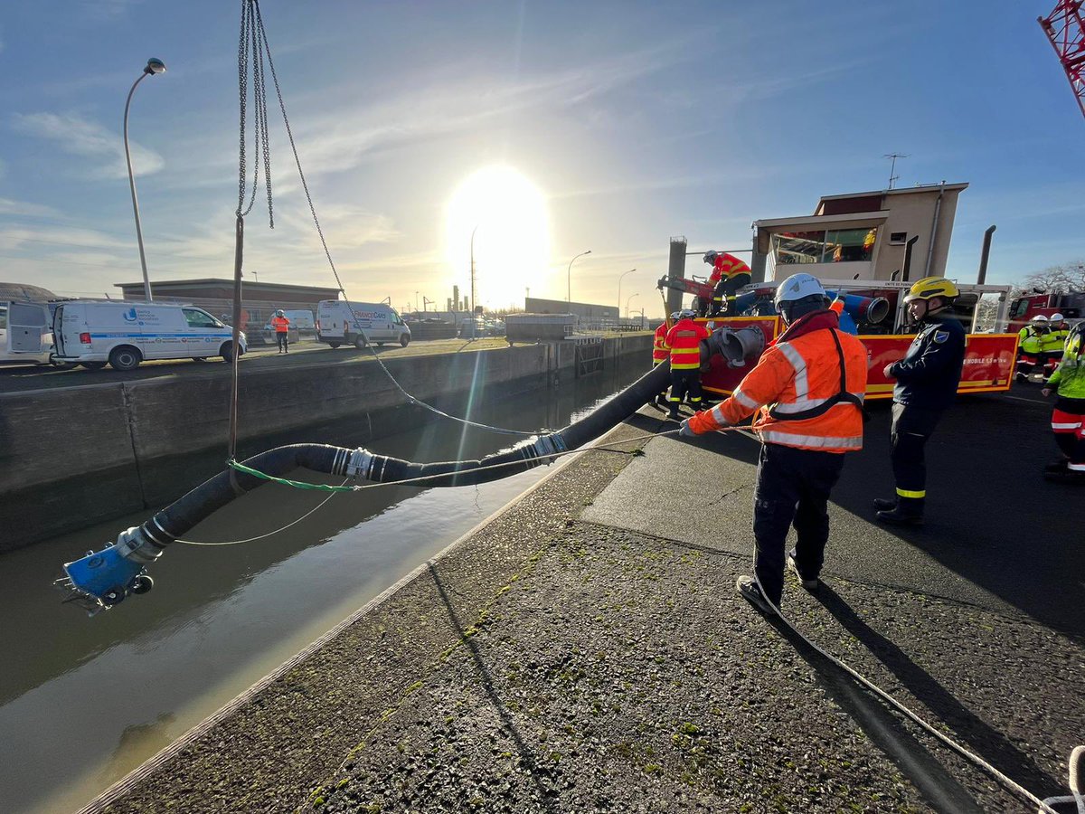 2️⃣1️⃣ sapeurs-sauveteurs de l’UIISC7 et 7️⃣ personnels de l’ESOL* sont engagés dans le nord de la France suite aux inondations. 

Des pompes de grande capacité ont été installées dans les communes de #Mardyck (59) et #Cuinchy (62).

*établissement de soutien logistique opérationnel