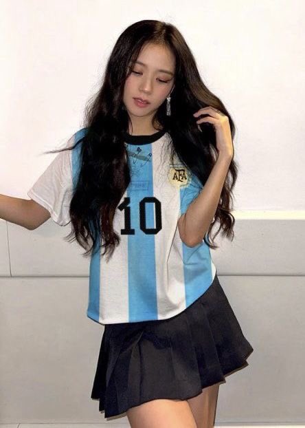 “Jisoo se vc é minha usa uma camisa da Argentina e posta” 😭🤍 CHOREM