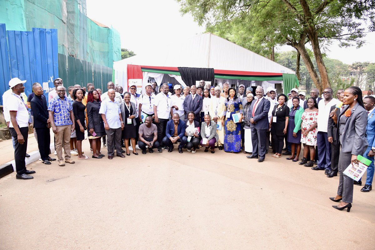 RIFMakerere's tweet photo. Group Photo with the Speakers Of Parliament And Presiding Officers Of CommonWealth Member States at @Makerere Freedom Square.
#MakResearch https://t.co/VAUGFLwMVb