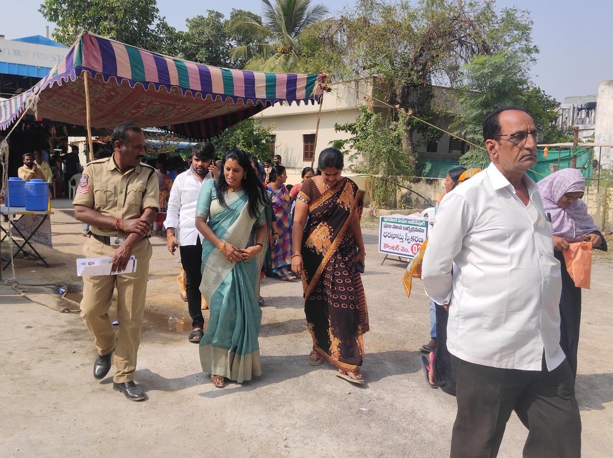 KataSudha's tweet photo. Kata SudhaSrinivas Goud, participated in the application acceptance program of Public Governance Congress Abhyahastam Guarantees in 19th Ward NSL Colony under Ameenpur Municipality and received the applications from the applicants and handed over the receipts
#PrajaPalana https://t.co/v5pFVgN8o5