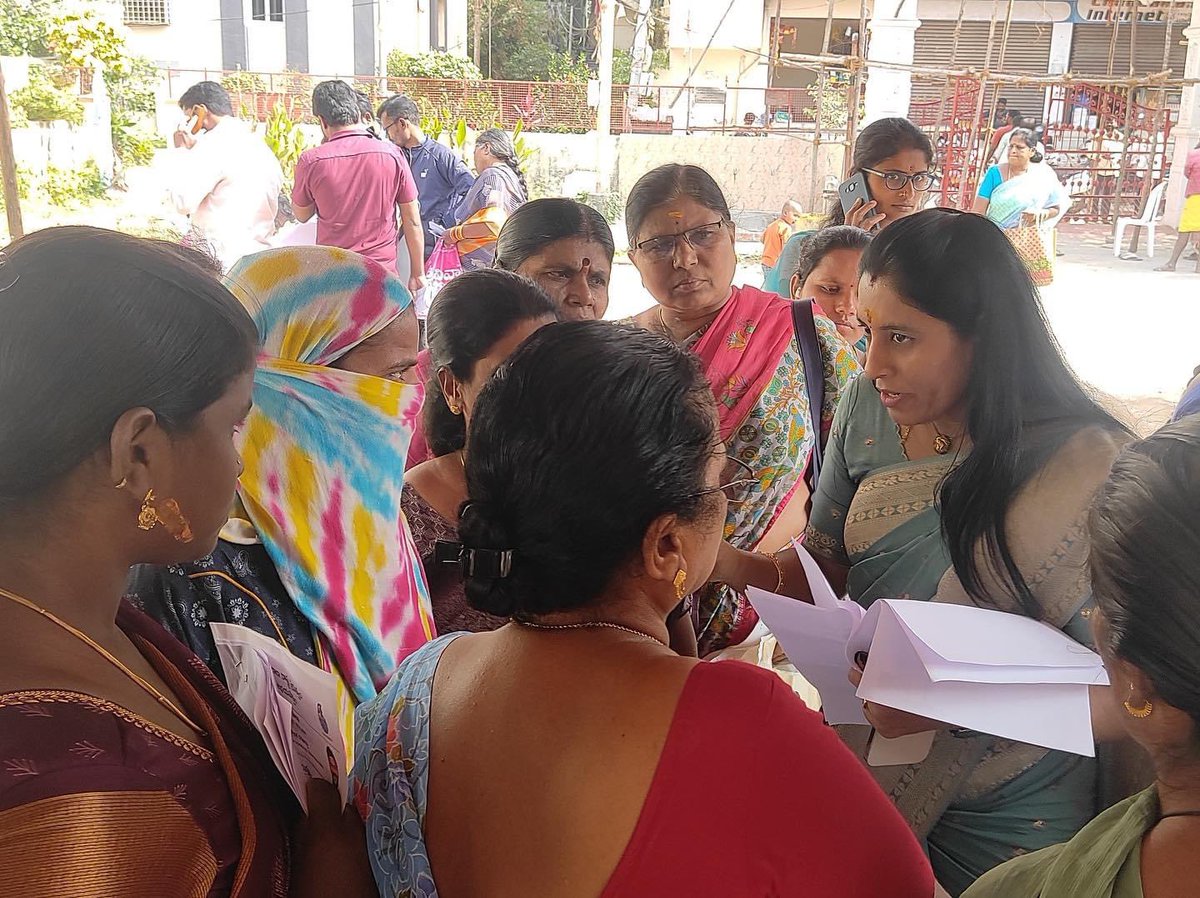 KataSudha's tweet photo. Kata SudhaSrinivas Goud, participated in the application acceptance program of Public Governance Congress Abhyahastam Guarantees in 19th Ward NSL Colony under Ameenpur Municipality and received the applications from the applicants and handed over the receipts
#PrajaPalana https://t.co/v5pFVgN8o5