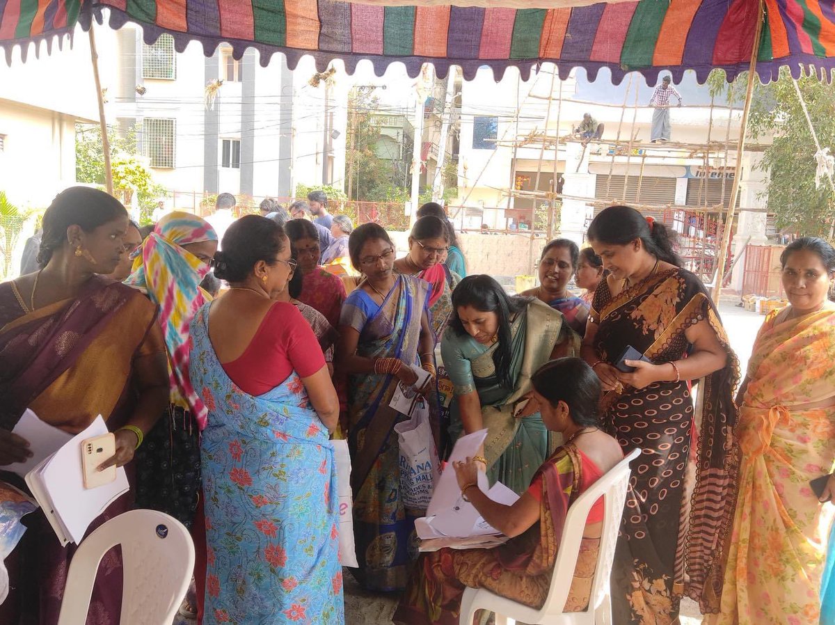 KataSudha's tweet photo. Kata SudhaSrinivas Goud, participated in the application acceptance program of Public Governance Congress Abhyahastam Guarantees in 19th Ward NSL Colony under Ameenpur Municipality and received the applications from the applicants and handed over the receipts
#PrajaPalana https://t.co/v5pFVgN8o5