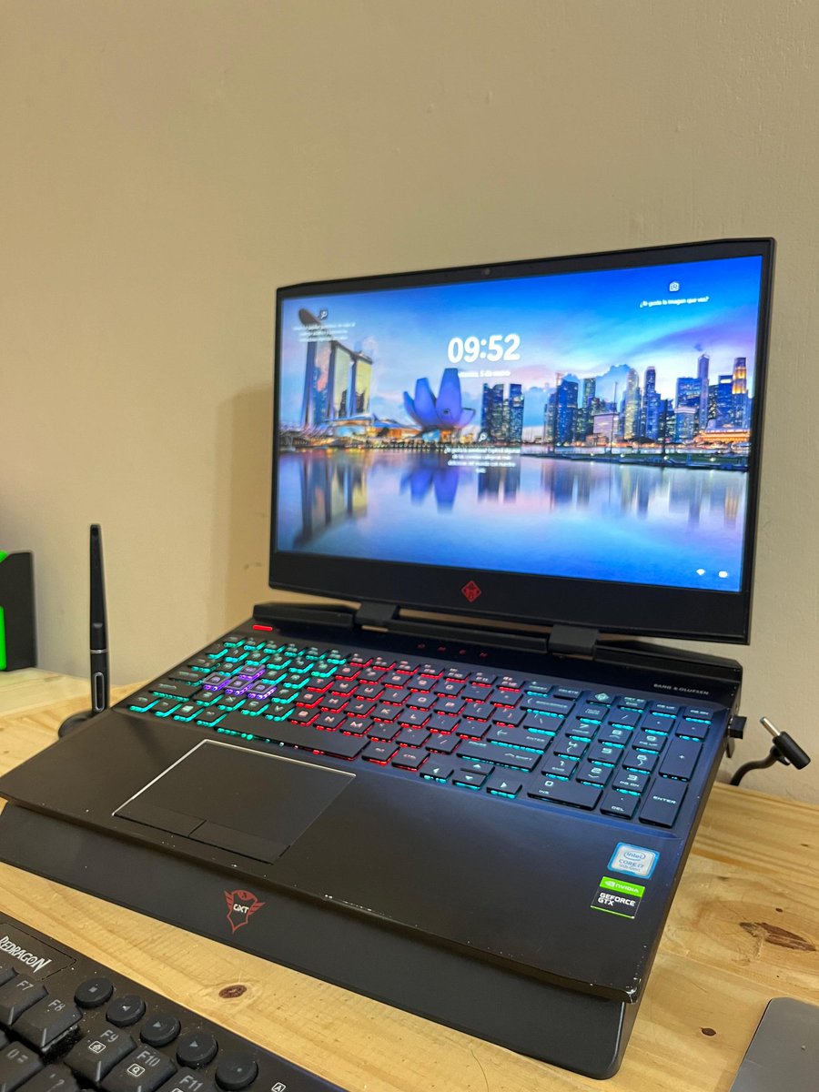 Se va mi Hp omen
Características:
INTEL CORE i7-9750h 2.60Hz
250gb ssd
500gb hdd
16 gb ram
Nvidia Geforce grx 1660ti 6 gb
Windows 11
Se va con una silicona protectora de teclado de regalo
