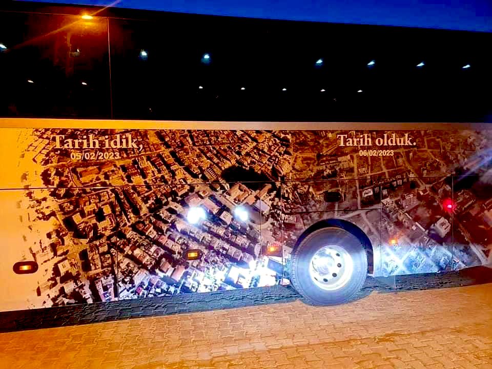 grafikherif's tweet photo. Hatay’da bir otobüs firmasının kaplaması. #TarihOlduk

#Hatay #DepremiUnutmaUnutturma https://t.co/IXl1MPNvTA