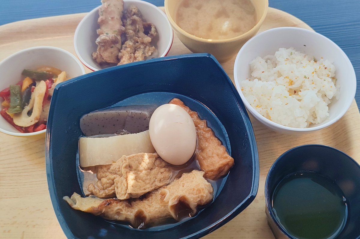 Meshiperrorist's tweet photo. 今日はおでん（炊き）
　ちくわ天（揚げ）
　ちくわパプリカ炒め（炒め）
のちくわ三昧！
ちくわ好きにはたまりません❤ https://t.co/A15H7b7IKU