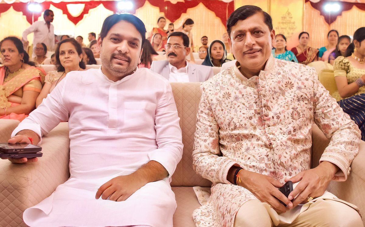 RajkishorModi's tweet photo. माजी मंत्री विश्वजीत कदम साहेब व परतूर विधानसभेचे माजी आमदार सुरेश जी जेथलिया हे माझा मुलगा ची संकेत याच्या लग्न सोहळ्यास उपस्थित होते. त्यांनी नवदांपत्यास आशीर्वाद देत शुभेच्छा व्यक्त केल्या. याप्रसंगी त्यांचा मोदी परिवाराच्या वतीने सन्मान करण्यात आला.

@vishwajeetkadam https://t.co/nMqQZKtwpZ