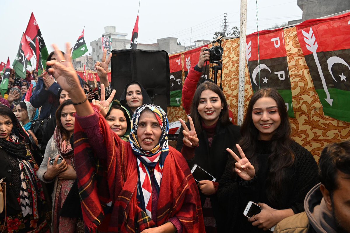 MediaCellPPP's tweet photo. لاہور: پاکستان پیپلزپارٹی کا این اے 127 کوٹ لکھپت پنڈی راجپوتاں میں شہید ذوالفقار علی بھٹو کے 96ویں یوم پیدائش کے حوالے سے ہونے والی تقریب میں شریک خواتین۔
@BBhuttoZardari 

 #HBDShaheedBhutto https://t.co/CEeer96mjH