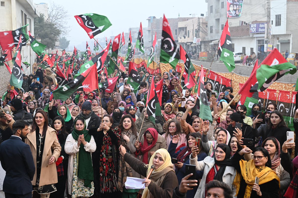 MediaCellPPP's tweet photo. لاہور: پاکستان پیپلزپارٹی کا این اے 127 کوٹ لکھپت پنڈی راجپوتاں میں شہید ذوالفقار علی بھٹو کے 96ویں یوم پیدائش کے حوالے سے ہونے والی تقریب میں شریک خواتین۔
@BBhuttoZardari 

 #HBDShaheedBhutto https://t.co/CEeer96mjH