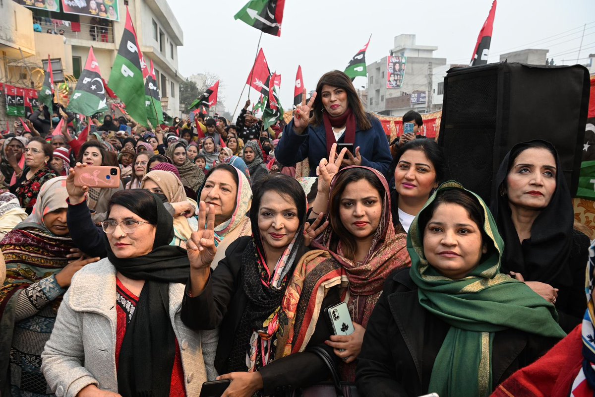MediaCellPPP's tweet photo. لاہور: پاکستان پیپلزپارٹی کا این اے 127 کوٹ لکھپت پنڈی راجپوتاں میں شہید ذوالفقار علی بھٹو کے 96ویں یوم پیدائش کے حوالے سے ہونے والی تقریب میں شریک خواتین۔
@BBhuttoZardari 

 #HBDShaheedBhutto https://t.co/CEeer96mjH