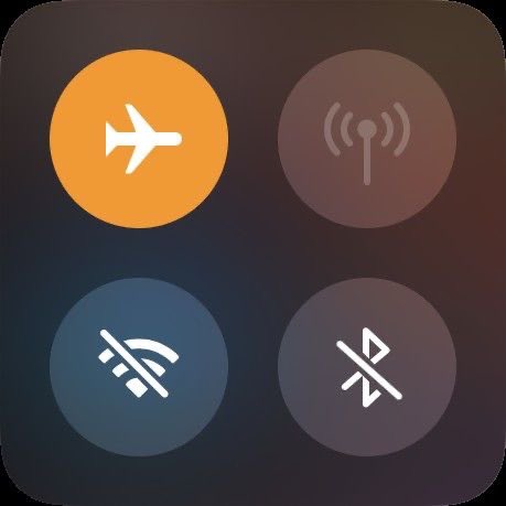 itsmadhz's tweet photo. Is it true that when you turn on “Airplane Mode” your phone charges faster? https://t.co/yYbtpNhnSC