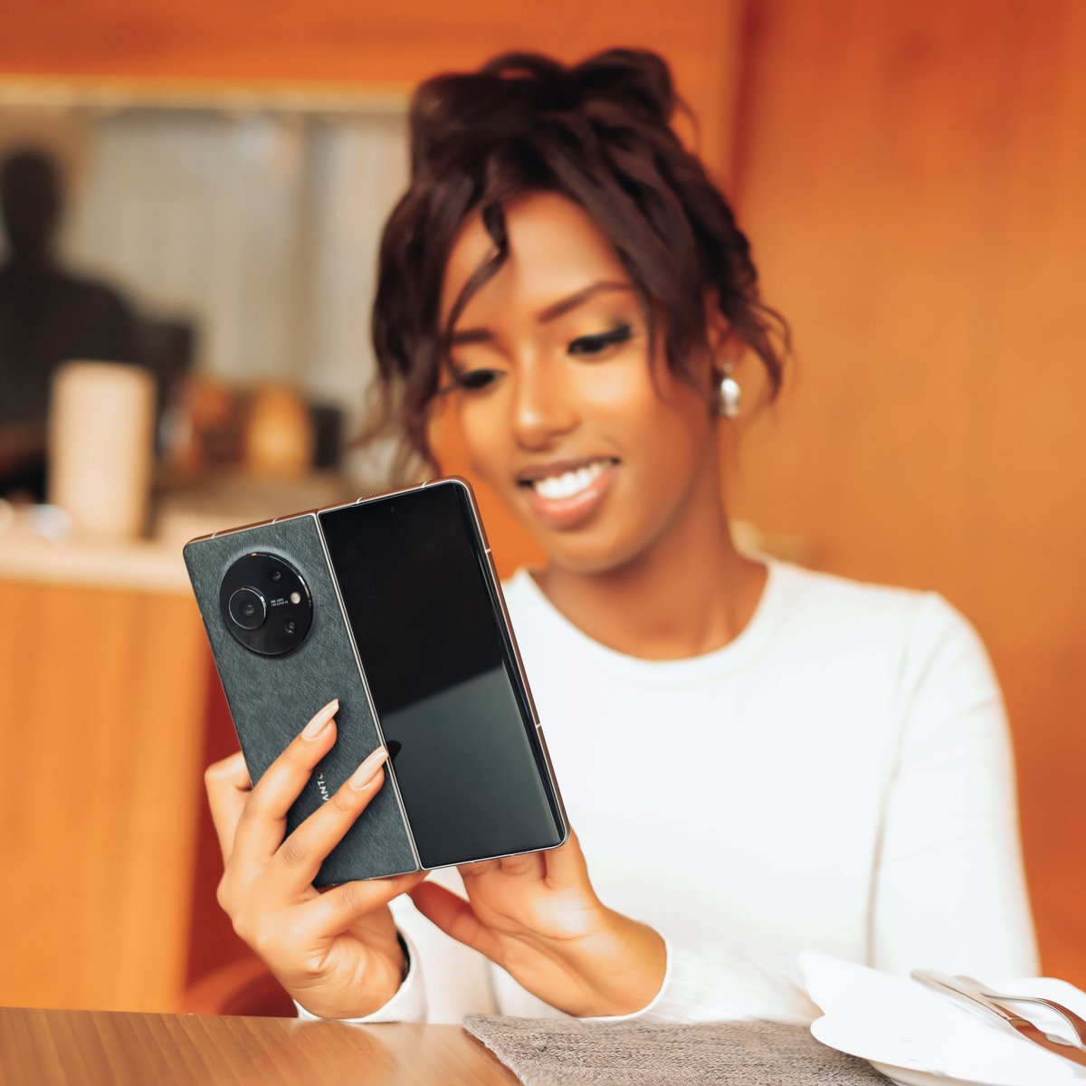 TECNOMobile254's tweet photo. Exploring the culinary world through the lens of the Phantom v Fold - where innovation meets luxury. 📱🍲 From capturing the perfect shot to multitasking with the split-screen feature, it's a seamless blend of style and functionality. 

#PhantomVFold #TECNO #BeyondExtraordinary https://t.co/tlC7UrFLPq