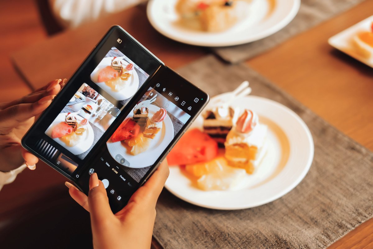 TECNOMobile254's tweet photo. Exploring the culinary world through the lens of the Phantom v Fold - where innovation meets luxury. 📱🍲 From capturing the perfect shot to multitasking with the split-screen feature, it's a seamless blend of style and functionality. 

#PhantomVFold #TECNO #BeyondExtraordinary https://t.co/tlC7UrFLPq