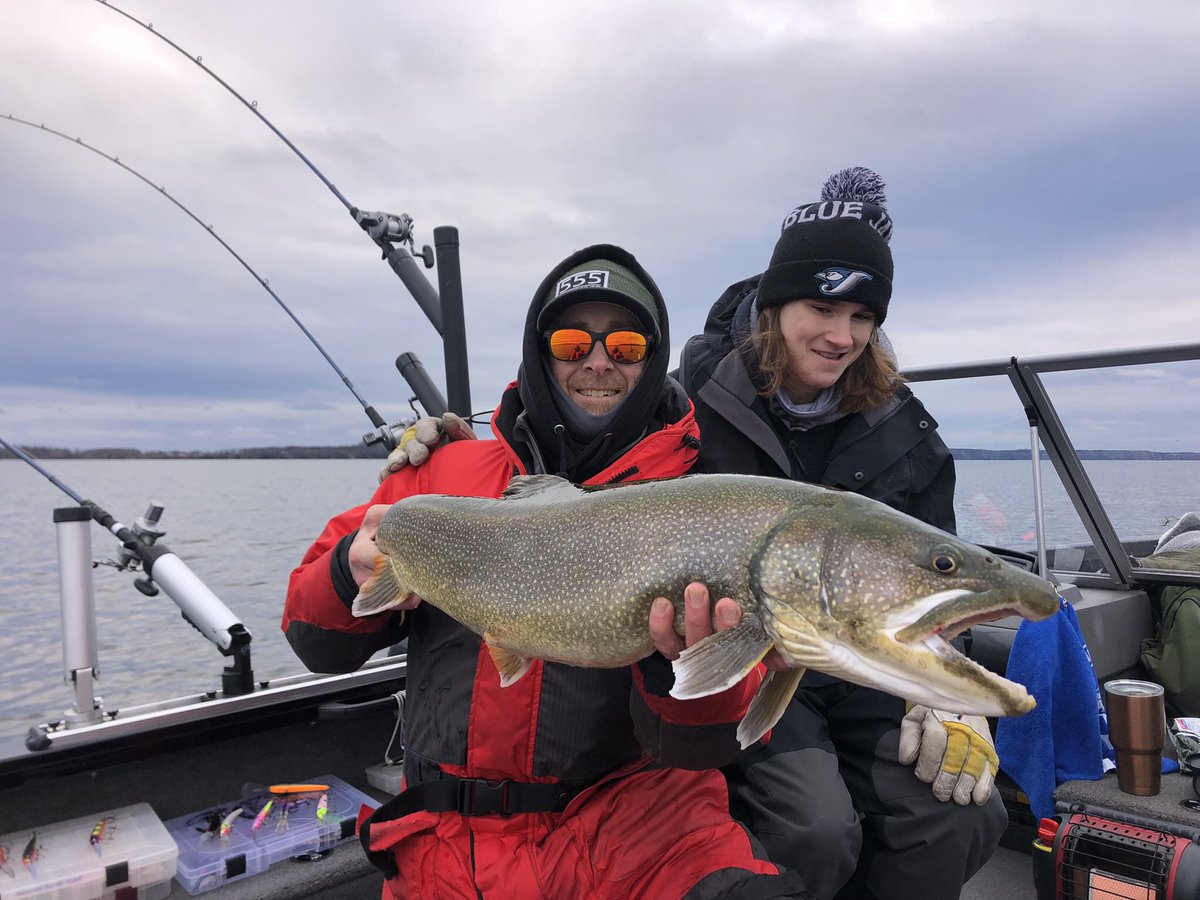 Gold bars to kick out 2023 with <a href="/ReelColdFront/">ReelColdFront</a> and our son 🎣🥳🥂#majorimpactguideservice #experiencelakeontario #walleye #fishing #newyearseve #laketrout #sheaphead