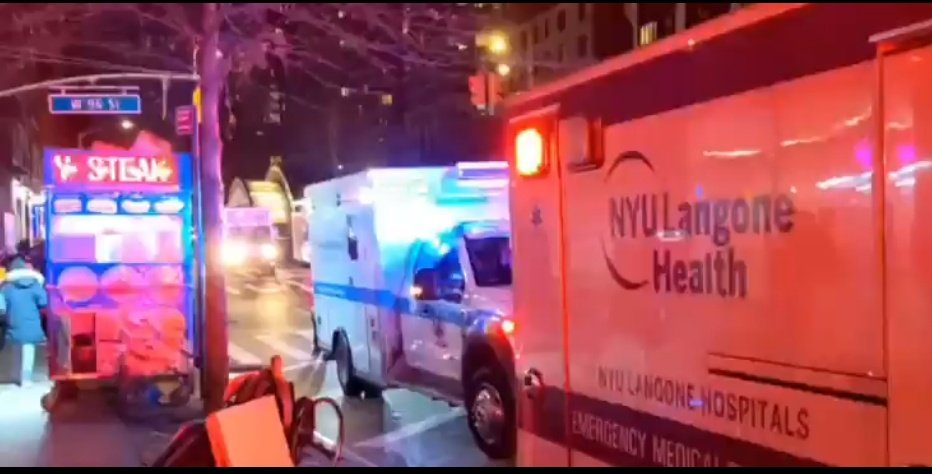 🔴USA🇺🇸| #NewYork : 2 rames de métro sont entrées en collision jeudi à #Manhattan, entraînant le déraillement d'un train près de la 96è rue. Au moins 24 personnes ont été blessées. Vendredi matin, des perturbations persistaient sur le réseau, le #NTSD dit enquêter sur l'accident.