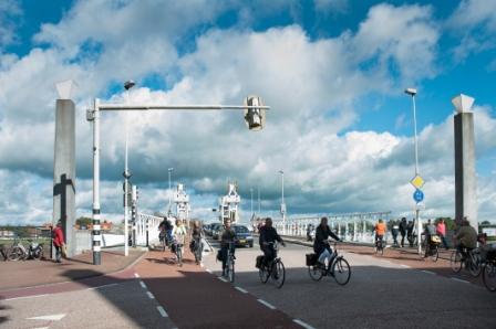 Stadsbrug vaker open op 6 en 7 januari

Het water staat erg hoog in het Markermeer bij Amsterdam. De Oranjesluizen kunnen minder vaak open. We verwachten daarom meer schepen die via Kampen varen. De stadsbrug gaat dit weekend dus vaker open. Bedankt weggebruiker voor uw geduld.