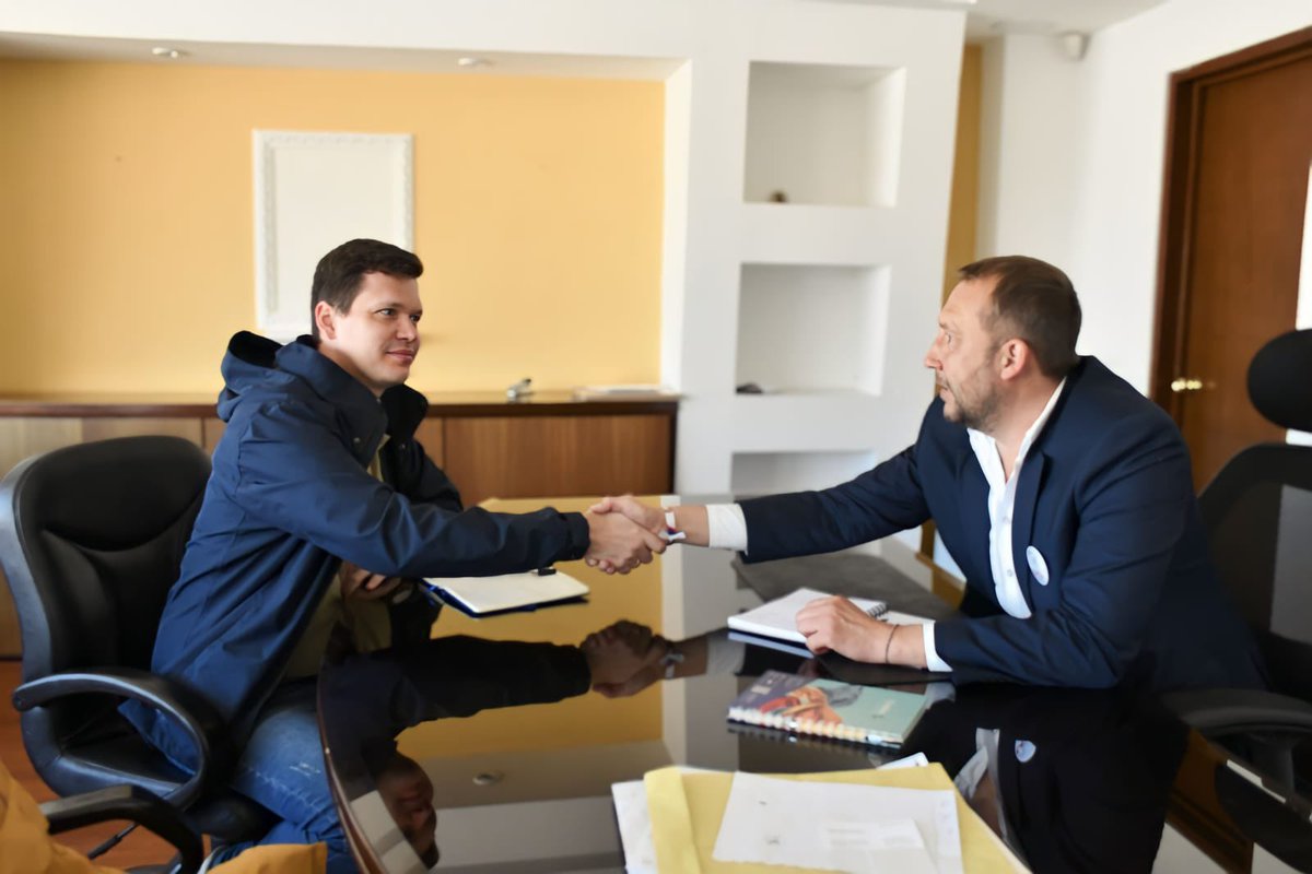 AlcaldiaTunja's tweet photo. El alcalde de Tunja, Mikhail Krasnov se reunió con Stanislav Kudriavtsev, representante de la Corporación Estatal de Rusia “Rostec”, este acercamiento busca atraer inversión extranjera y modernizar tecnológicamente a la ciudad de Tunja. 
#TunjaConElMundo https://t.co/CzqNWGAE1t