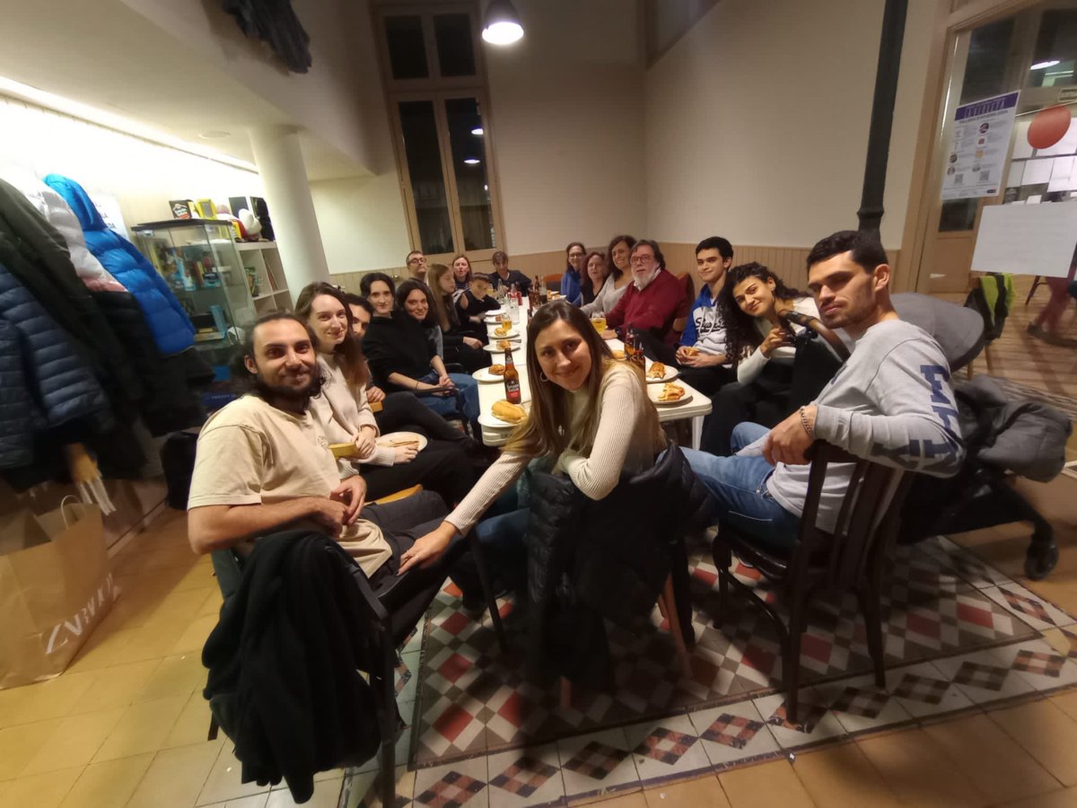 cosesdeCalaMar's tweet photo. El ja tradicional sopar després de la cavalcada de les carteres reials a Gràcia amb les amigues de tota la vida i els fills ja grans amb algun net i tot!
#tradicions
#famíliaquetries
#4gener https://t.co/bYzoNWDhxt