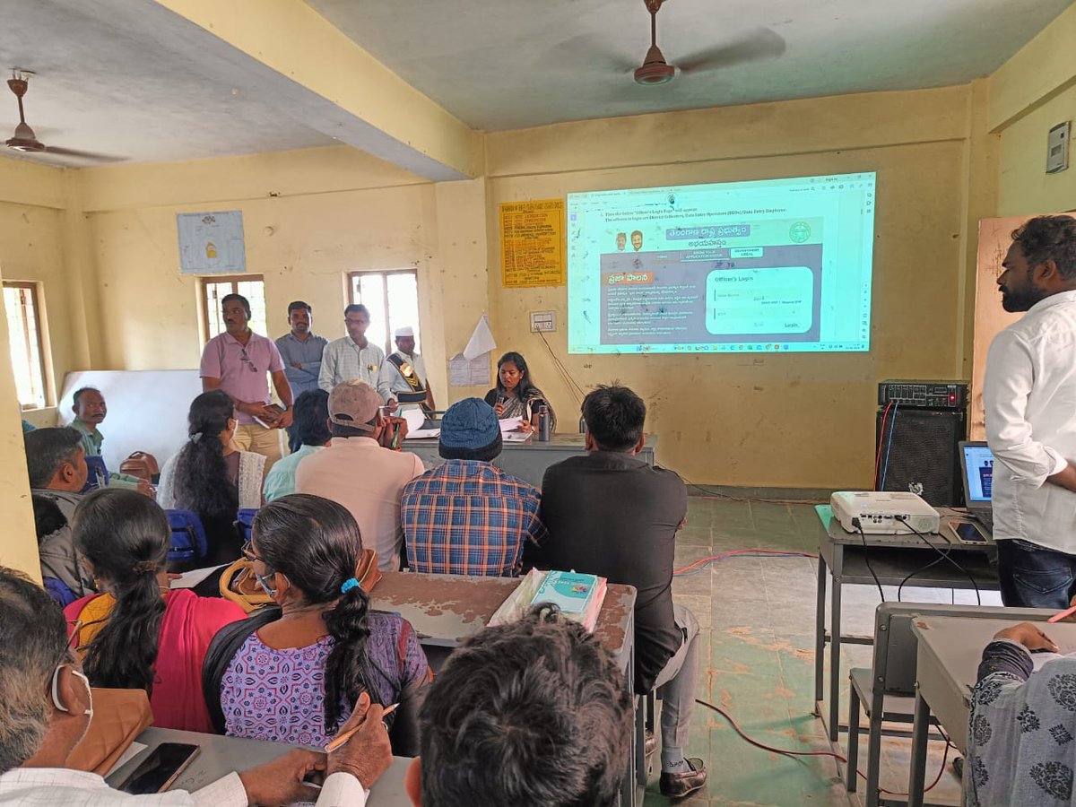 aclbmulugu's tweet photo. #Prajapalana Applications Online entry #Training session to Eturnagaram, Kannaigudem, Wazeedu, Venkatapuram, and Mangapet Mandals. 
#DataEntryof6GuaranteeSchemes 
@CollectorMulugu 
@TelanganaCMO https://t.co/WrWAEEGGRg