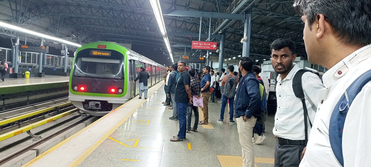 BVaartha's tweet photo. Metro trains stopped at Jalahalli Station,due to some personal fell down to the track.. https://t.co/g6V74dl1pl