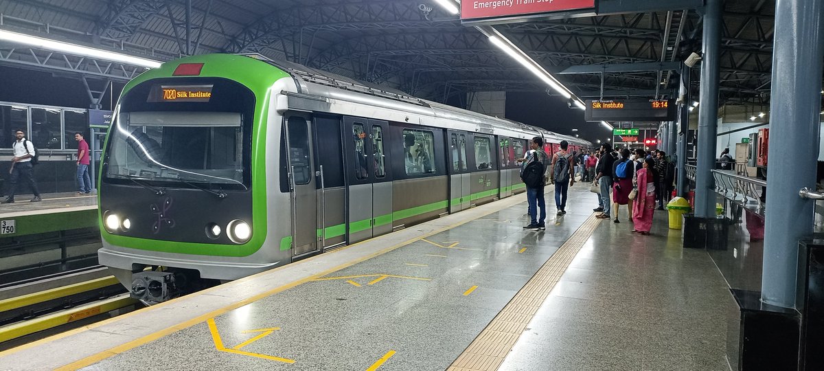 BVaartha's tweet photo. Metro trains stopped at Jalahalli Station,due to some personal fell down to the track.. https://t.co/g6V74dl1pl