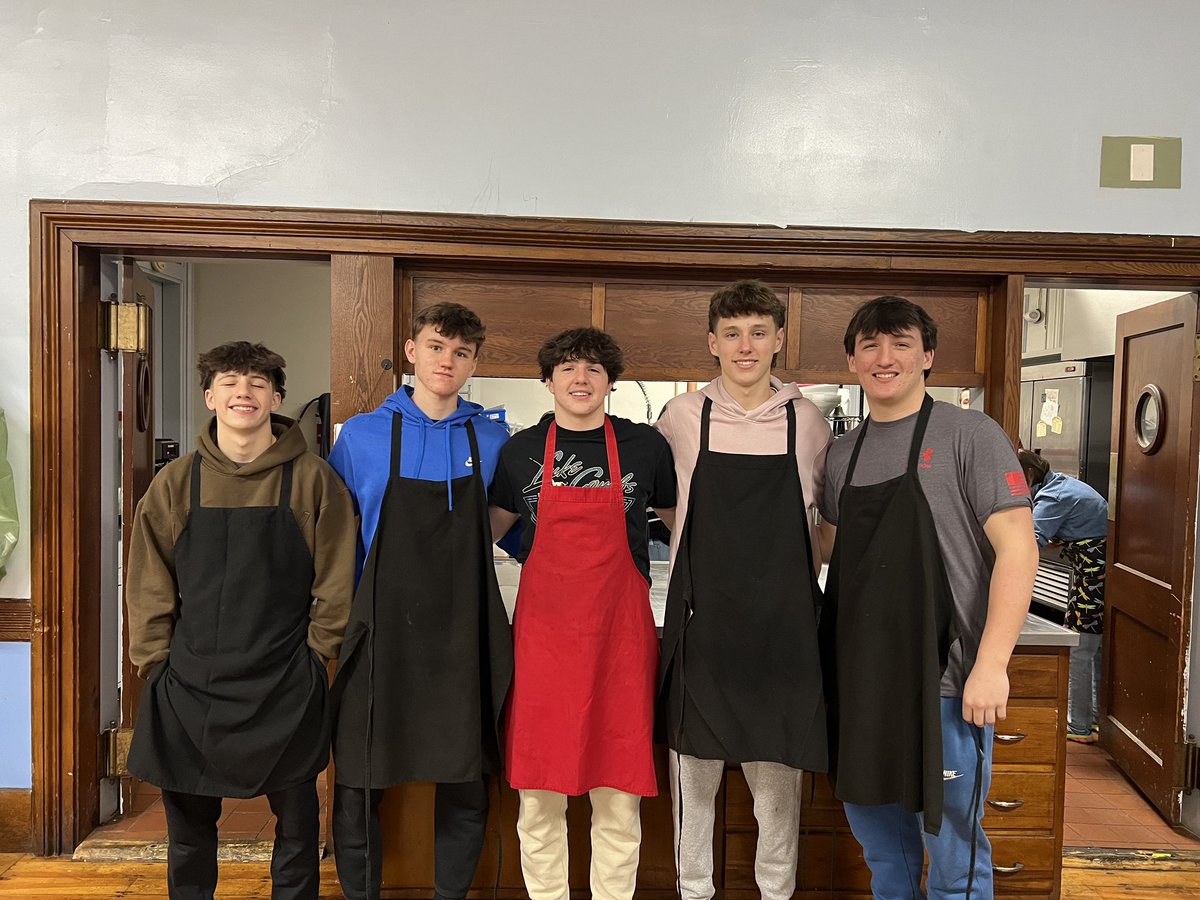 Before our youth/varsity practice last night, members of the Varsity team volunteers at the local Bon Appetit in our community. Thank you guys.