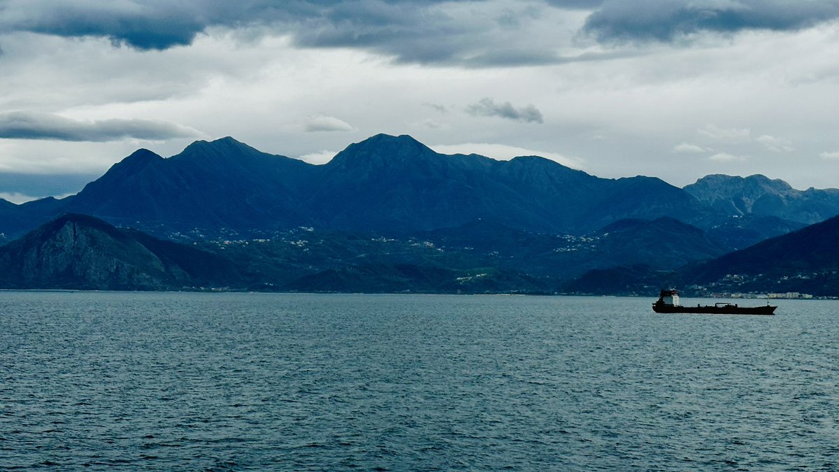 malicckk's tweet image. Cracked open the cabin window and Mother Nature painted a breathtaking scene outside. 🏞️ #LifeAtSea  #NatureViews