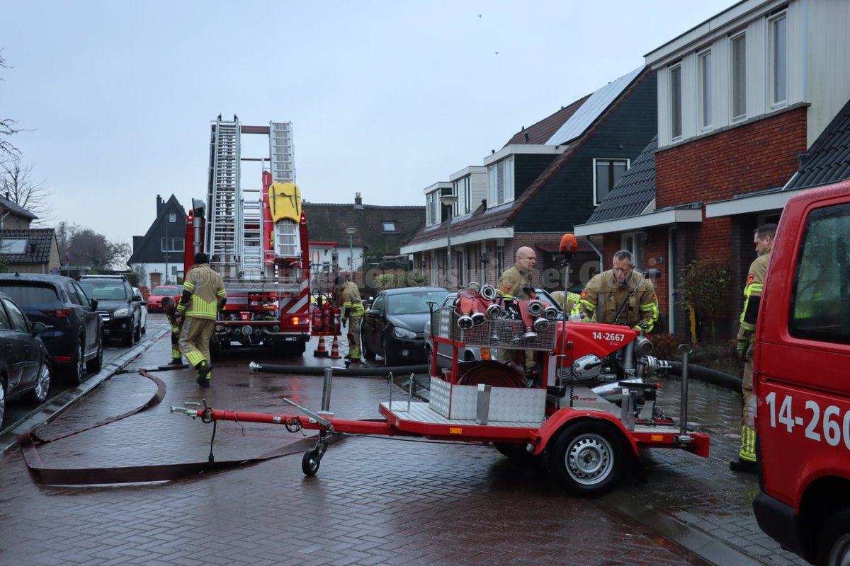 HulpverlenerGV's tweet photo. Aan de Arnoud Voetlaan in #Ankeveen is de brandweer vanmiddag langere tijd bezig geweest met het wegpompen van water uit de kelders van 3 woningen. Mogelijk is een defecte pomp de oorzaak van het hoge water in de kelders. https://t.co/aDa0XGWIDO