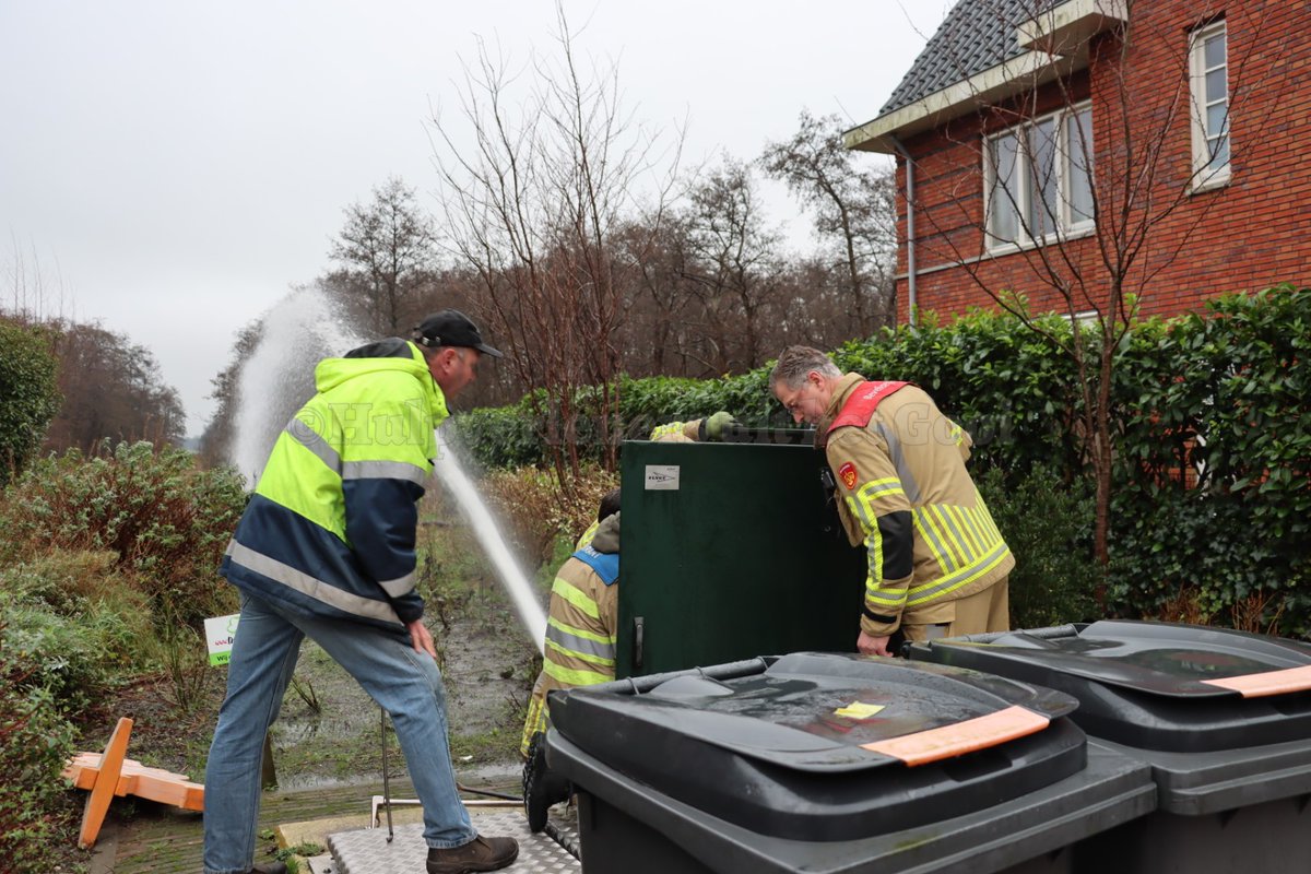 HulpverlenerGV's tweet photo. Aan de Arnoud Voetlaan in #Ankeveen is de brandweer vanmiddag langere tijd bezig geweest met het wegpompen van water uit de kelders van 3 woningen. Mogelijk is een defecte pomp de oorzaak van het hoge water in de kelders. https://t.co/aDa0XGWIDO