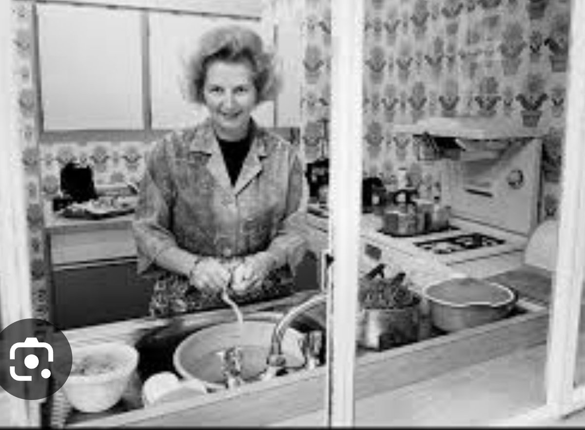 CMRepository's tweet photo. @la_grenitas @gloaeza #MargarethTatcher , MP. de #UK y responsable de un renacimiento económico y social en si pais.
Durante la guerra de las Malvinas interrumpió una reunión de gabinete porque debía ir a darle de cenar a su marido.
Con frecuencia salía a caminar y comprar cosas para la cena. https://t.co/1lp3YyxRwo