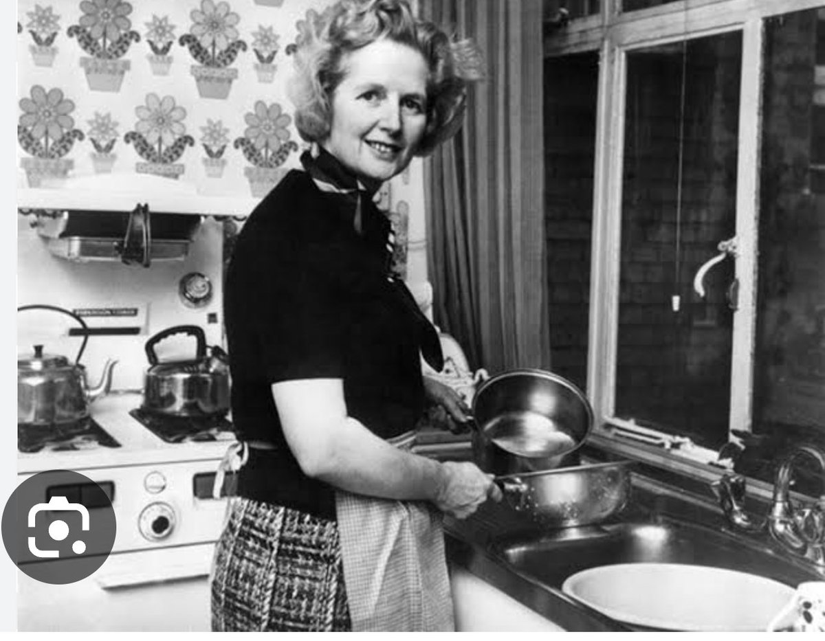 CMRepository's tweet photo. @la_grenitas @gloaeza #MargarethTatcher , MP. de #UK y responsable de un renacimiento económico y social en si pais.
Durante la guerra de las Malvinas interrumpió una reunión de gabinete porque debía ir a darle de cenar a su marido.
Con frecuencia salía a caminar y comprar cosas para la cena. https://t.co/1lp3YyxRwo