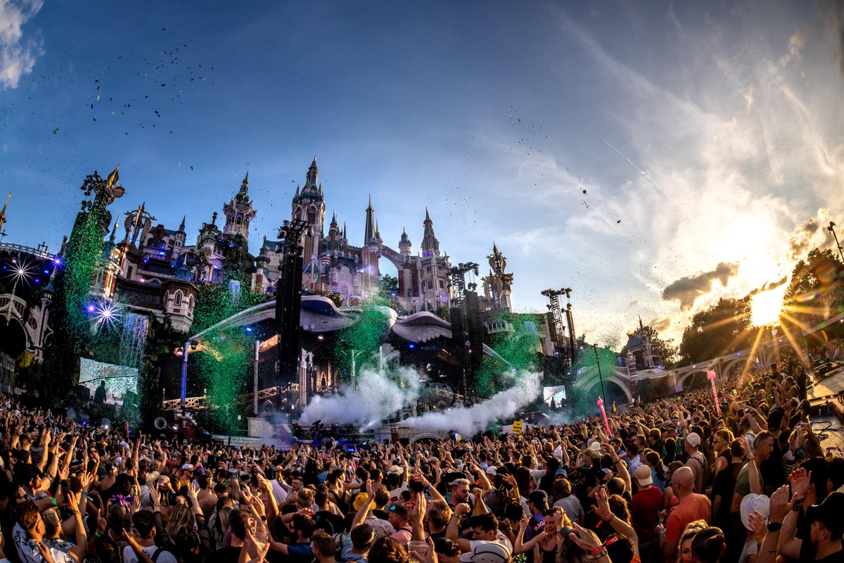 tomorrowland's tweet photo. Magical moments of unity. https://t.co/WkBTzmwbqC