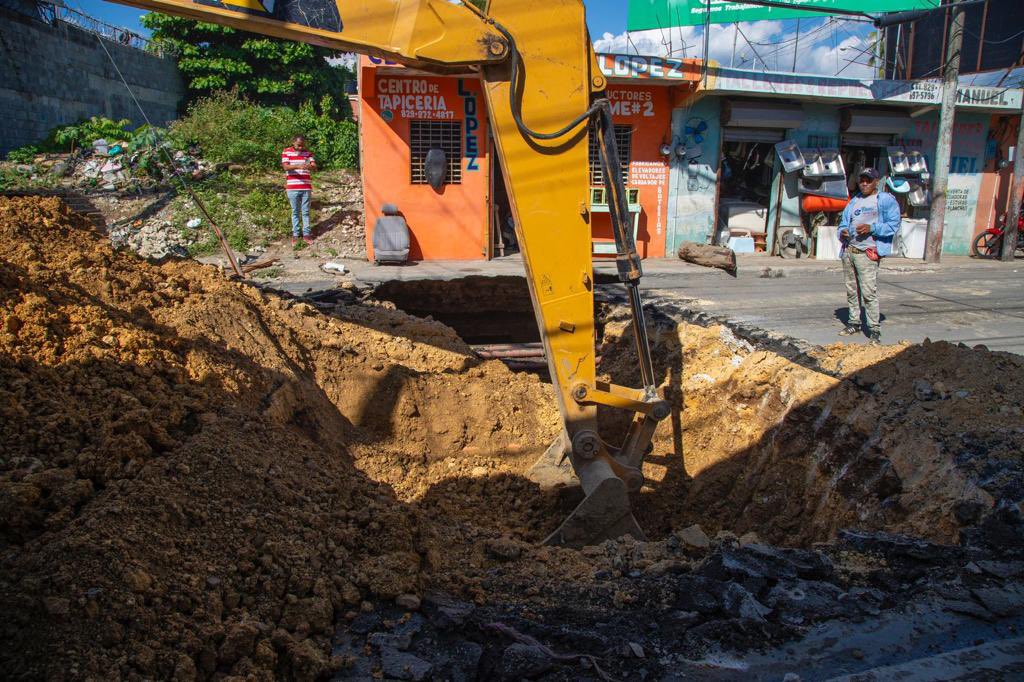 AlcaldiadeSDN's tweet photo. Continuamos sin parar los trabajos ante el colapso del drenaje pluvial en la Av. Los Restauradores en Sabana Perdida. 

#JuntosPorUnNuevoNorte https://t.co/oNgvBFNn9O