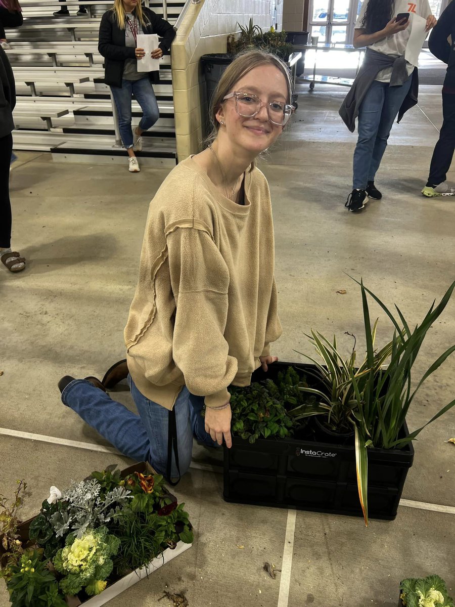 📷 It’s Selection Day! 📷
Check out Izzy and Clara as they select their plants for the Horticulture Project contest at the Katy ISD Livestock Show