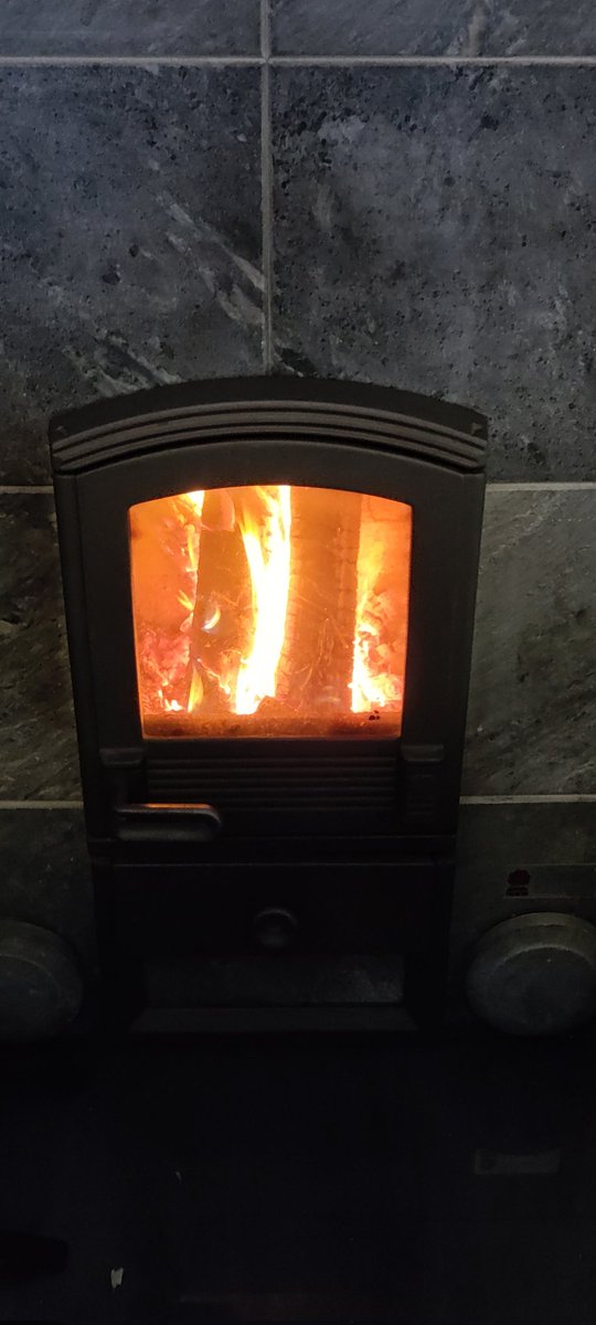 samulihonkanen's tweet photo. Syökää 💩💩ja tukehtukaa pienhiukkasiin @vihreat ja muut #viherpiiperöt 🔥🪵🪵🔥
Taisin vahingossa myrkyttää kaikki kilometrin säteellä pienhiukkasilla🤣
#Takka #Tulikivi #Koivuklapi https://t.co/ssueLGwywW