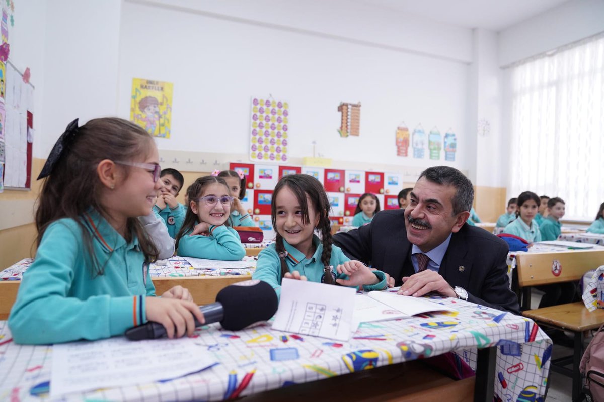 sivasmem's tweet photo. Millî Eğitim Bakanımız Sn. @Yusuf__Tekin, Sivas'ta İl Eğitim Değerlendirme Toplantısına katıldı; Selçuk Ortaokulu, Hayırsever Lütfi Abay İO ve Zeki Hayran İHO'yu ziyaret ederek öğrenci ve öğretmenlerle bir araya geldi.
👉https://t.co/bvItTGRuU9
@tcmeb @valisimsek @necatiyener_ https://t.co/9MCzCxL50z