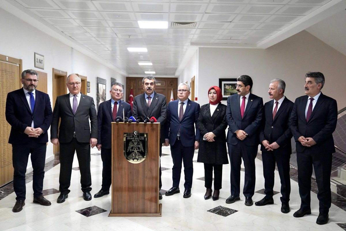sivasmem's tweet photo. Millî Eğitim Bakanımız Sn. @Yusuf__Tekin, Sivas'ta İl Eğitim Değerlendirme Toplantısına katıldı; Selçuk Ortaokulu, Hayırsever Lütfi Abay İO ve Zeki Hayran İHO'yu ziyaret ederek öğrenci ve öğretmenlerle bir araya geldi.
👉https://t.co/bvItTGRuU9
@tcmeb @valisimsek @necatiyener_ https://t.co/9MCzCxL50z