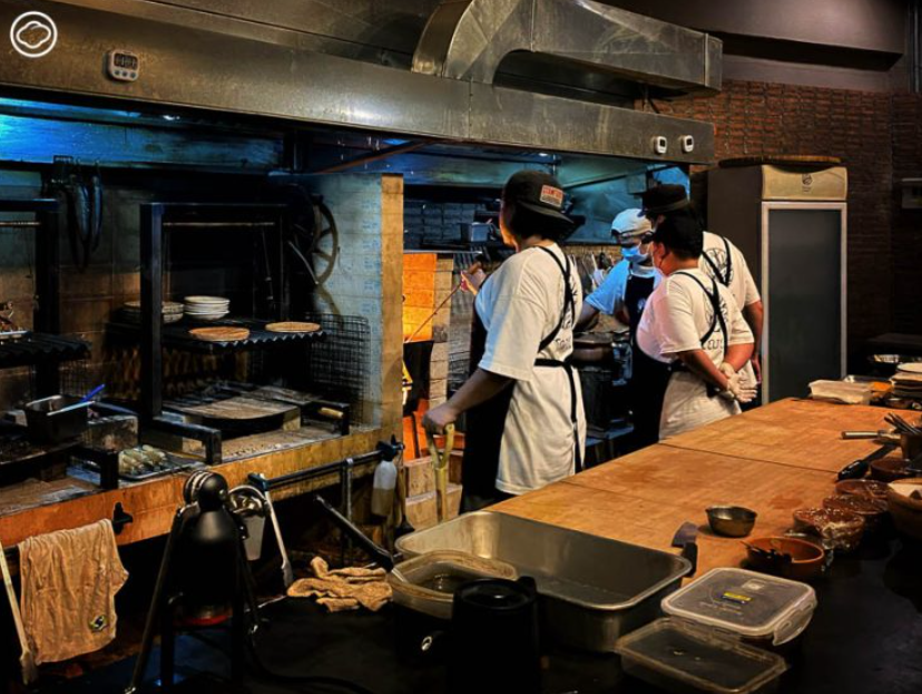 readthecloud's tweet photo. จิรณรงค์ วงษ์สุนทร ชวนชาวคอลัมน์ #EatDirection มองถึงทิศทางการกินที่น่าจับตาในปีนี้ นำมาโดย เห็ด สมุนไพร เส้นสด และอาหารย่างไฟ ที่ยังสะท้อนเทรนด์โลกปี 2024 อีกด้วย https://t.co/UdVZjBJUpy https://t.co/QAnvaGSwpF