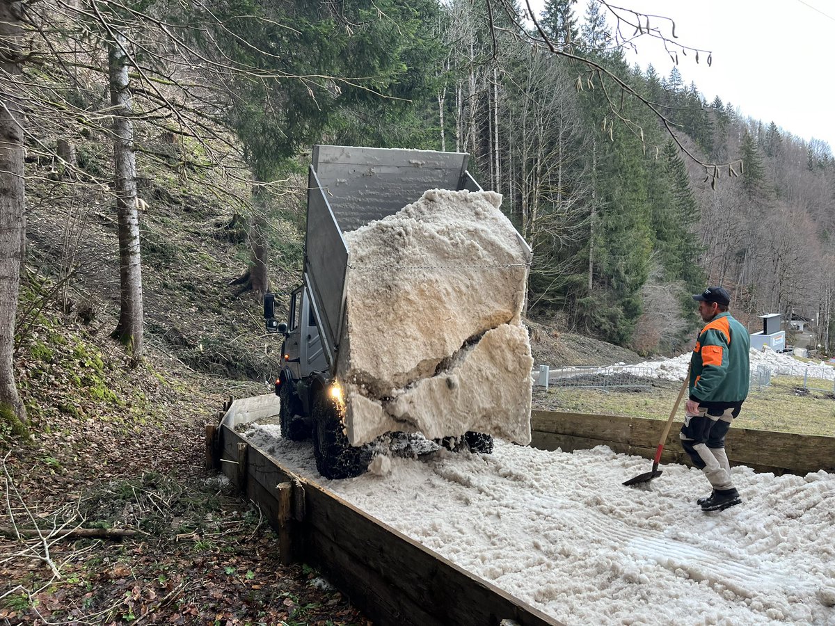 MartinBreitkopf's tweet photo. Hornschlittenrennen Partenkirchen morgen ist es soweit - 80 Schlitten und ihre Viererteams stürzen sich die Strecke runter - möglich wird das nur mit Altschnee aus Grainau und vielen fleißigen Helfern mehr auch hier @BR24 #br_oberland #br_oberbayern https://t.co/i2Zy6KsvWM
