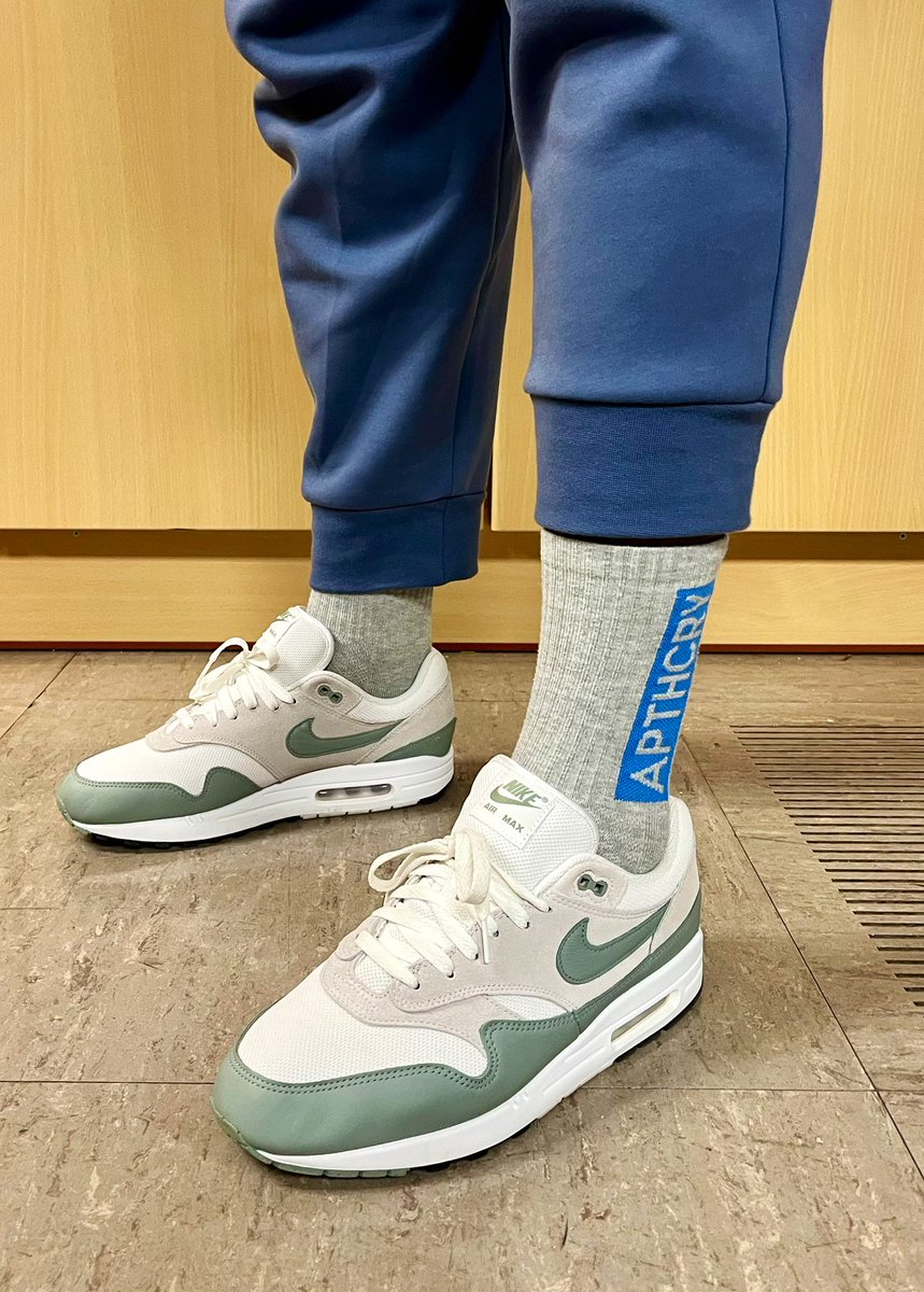 XNYCBK's tweet photo. Calm Friday at work
@Nike Tech Suit
@apthcry Sox
@Nike “Jade” #AM1 

AM1 really in my top 5 most comfy sneakers silhouette ever

#KOTD #FYP #fypage #sneakerhead #sneakers #yoursneakersaredope #snkrsliveheatingup #kiccs #Nike #Apthcry #TGIF #WearYourPairs https://t.co/t8Uw6yMuxE