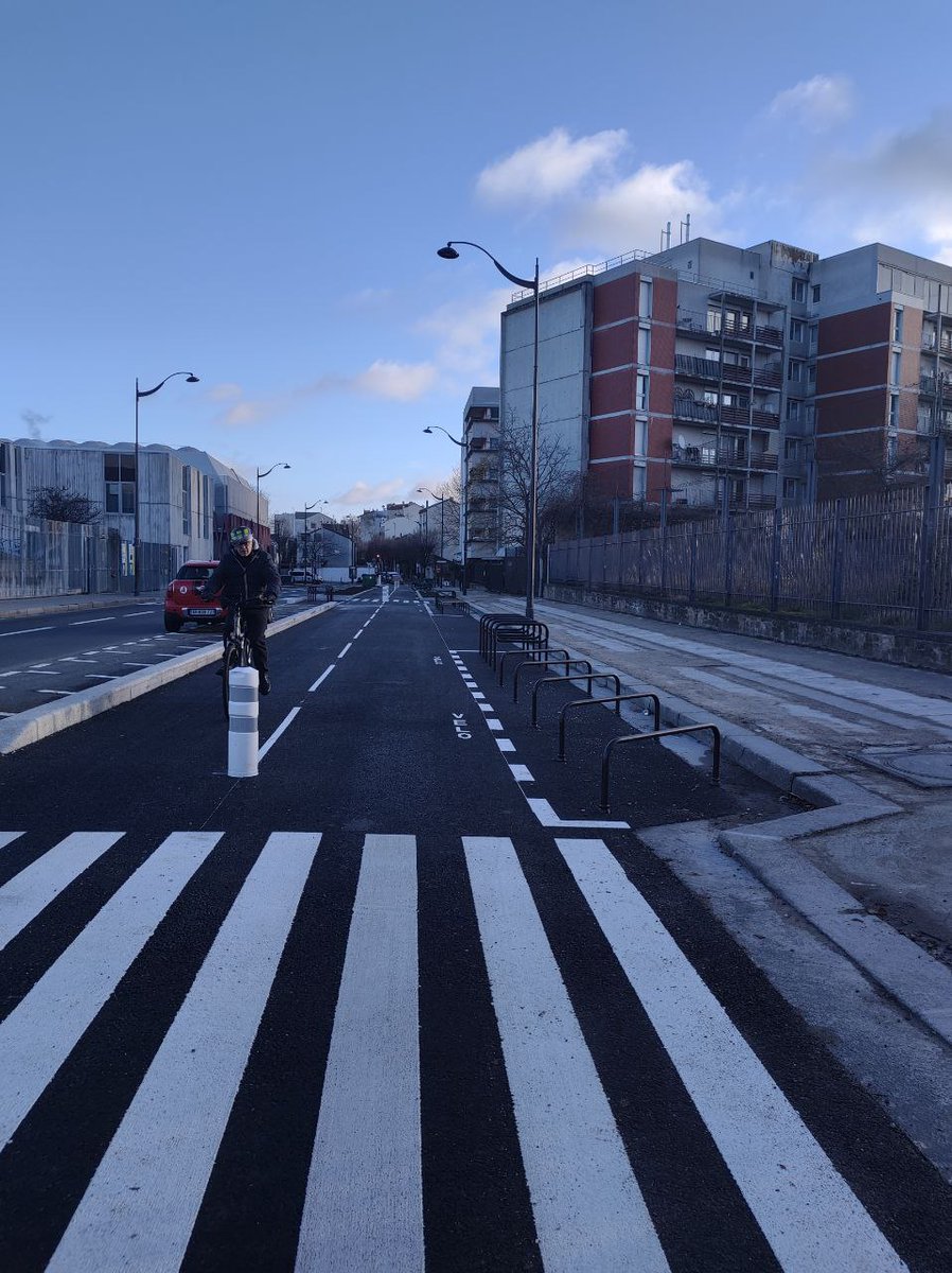 🌳EMBELLIR VOTRE QUARTIER🚲
Dans le cadre d'#EmbellirVotreQuartier, de nouveaux arceaux adaptés aux #vélos cargos ont été installés rue Léon Frapié #Paris20. 
Les pratiques évoluent, le #20e aussi.