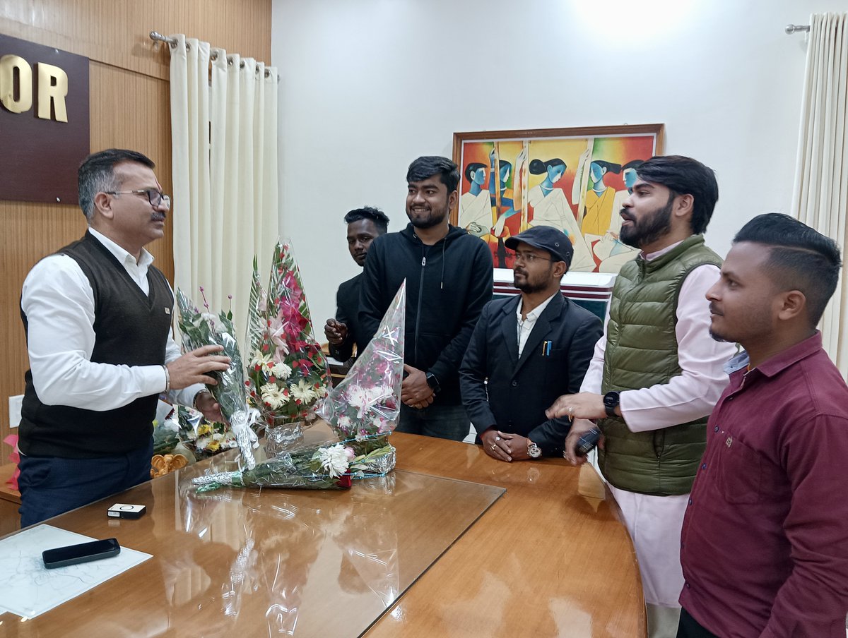 RachitMishra__'s tweet photo. जिले के नवनियुक्त कलेक्टर 'भोस्कर विलास संदीपान सर' से सादर मुलाकात कर उन्हें पुष्पगुच्छ भेंट कर जिले में पदभार ग्रहण हेतु बधाई दिया। अपने संघ से जुड़े कार्यों के बारे में बताया एवं शहर के कुछ अहम मुद्दों पर चर्चाएं भी हुईं।💐

@SurgujaDist @DPRChhattisgarh https://t.co/Fq0wXi400H