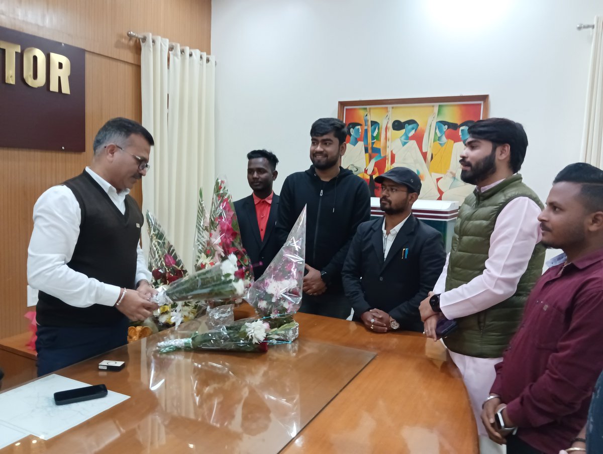 जिले के नवनियुक्त कलेक्टर 'भोस्कर विलास संदीपान सर' से सादर मुलाकात कर उन्हें पुष्पगुच्छ भेंट कर जिले में पदभार ग्रहण हेतु बधाई दिया। अपने संघ से जुड़े कार्यों के बारे में बताया एवं शहर के कुछ अहम मुद्दों पर चर्चाएं भी हुईं।💐

<a href="/SurgujaDist/">Surguja</a> <a href="/DPRChhattisgarh/">Jansampark CG</a>